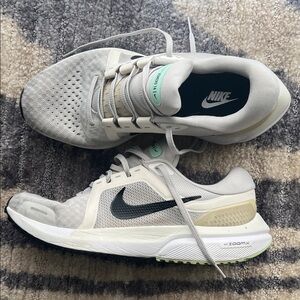 Nike Vomero 16 White and Gray Athletic Shoes